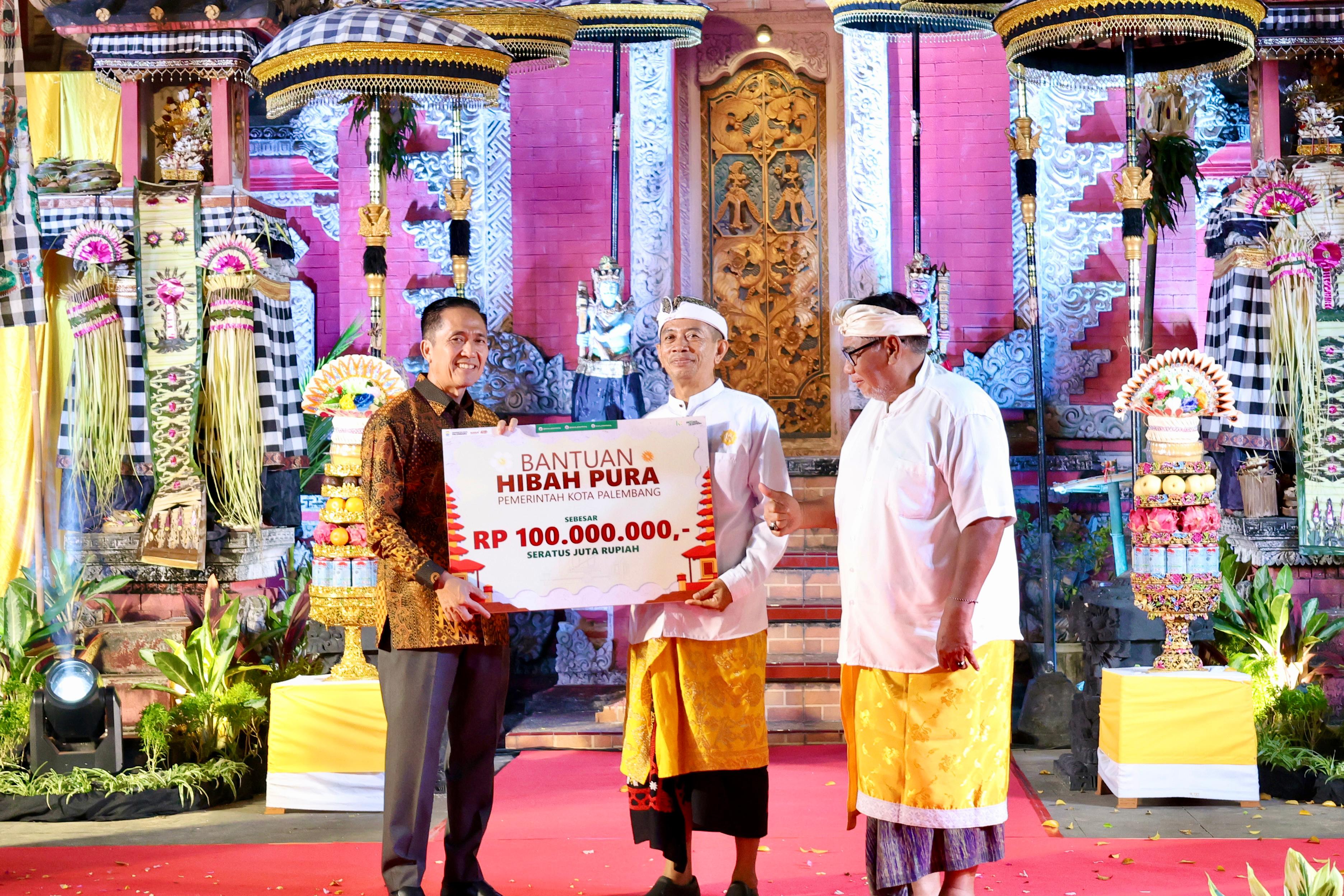 Ratu Dewa Salurkan Bantuan Pure, Rayakan Nyepi 2026 di Palembang