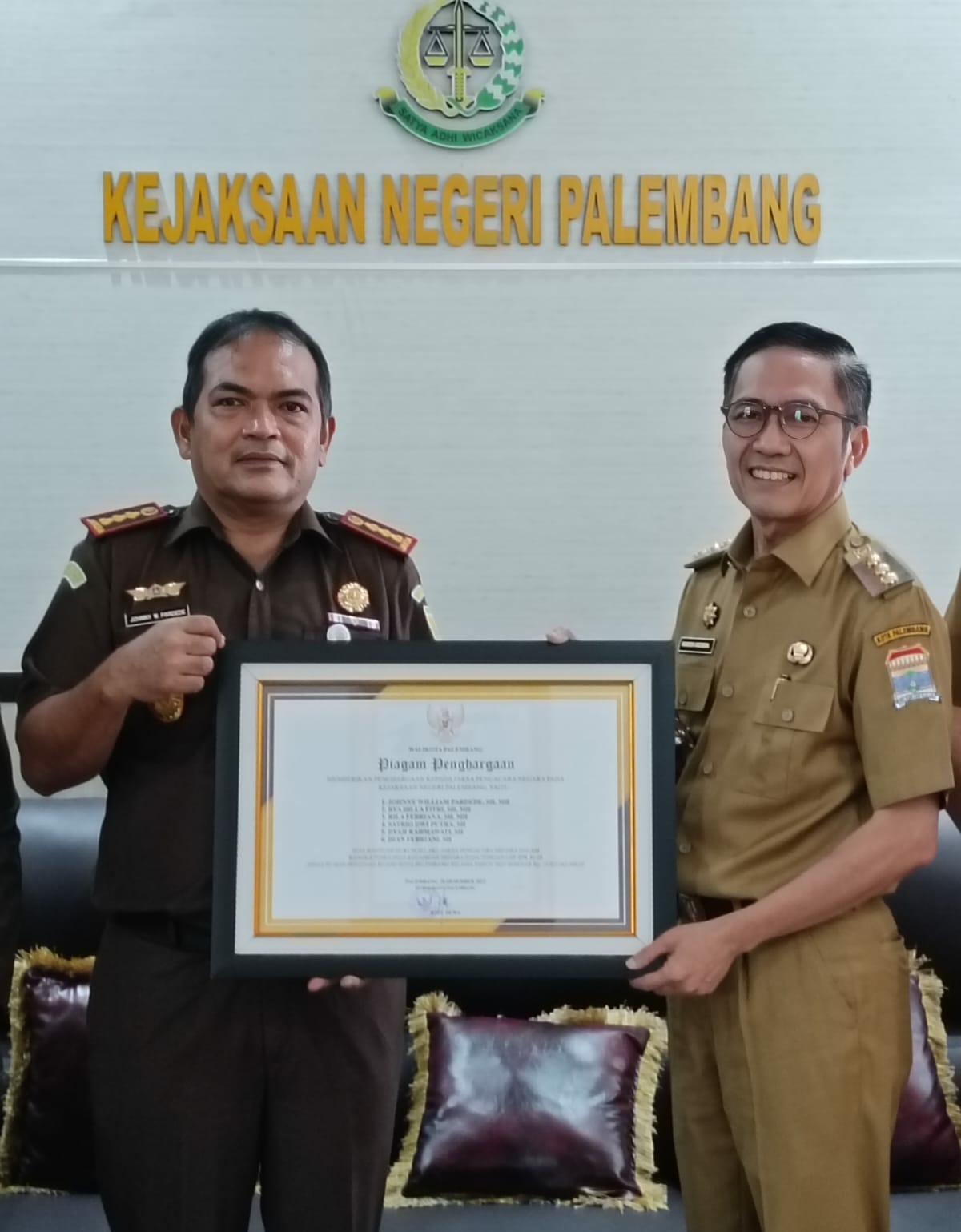 Wujud Apresiasi, Pj Walikota Ratu Dewa Serahkan Piagam Penghargaan Kepada JPN dan Kejari Palembang