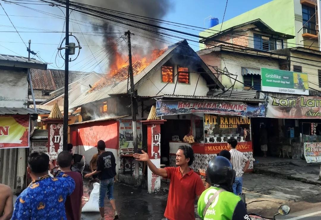 Rumah Makan Khas Minang di Depan Pasar Lemabang Hangus Terbakar
