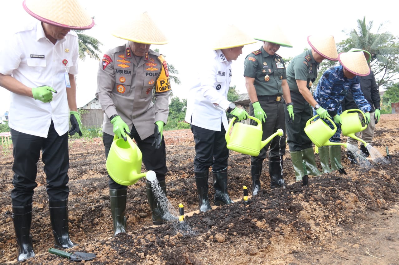 Launching Gugus Tugas Polri, Polda Sumsel Tebar Bibit Tanaman Holtikultura di Lahan 1.500 Hektare