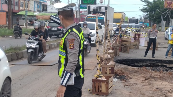 Pakai Plat Baja, Hingga Kendaraan Dapat Melintasi Jalintim 