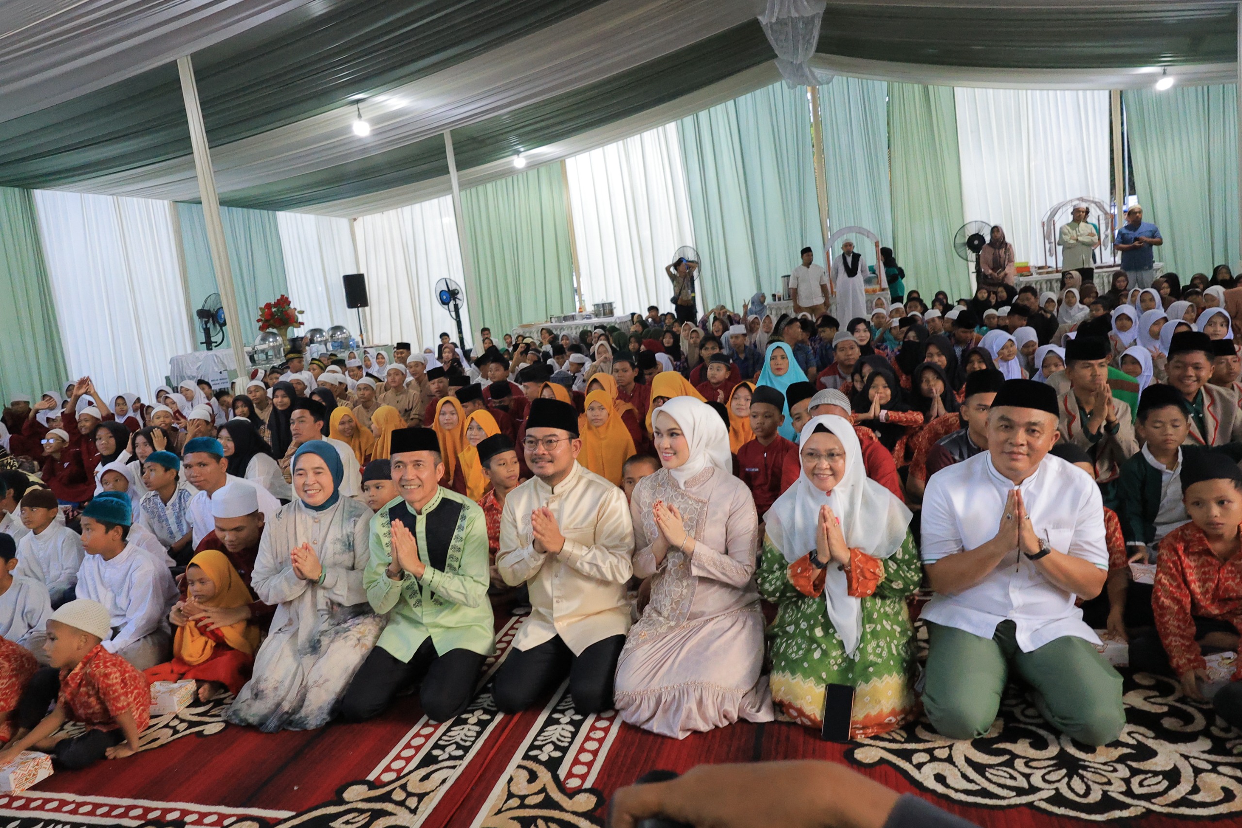 Tasyakuran 1 Tahun, Ratu Dewa dan Prima Salam Buka Puasa Bersama  500 Anak yatim