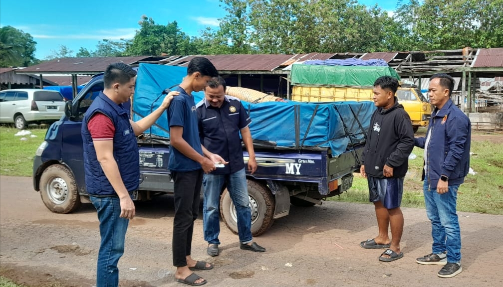 2 Orang Pria Diamankan Personel Polsek Muara Kuang Ogan Ilir, Diduga Lakukan Pungli di Pasar Tradisional