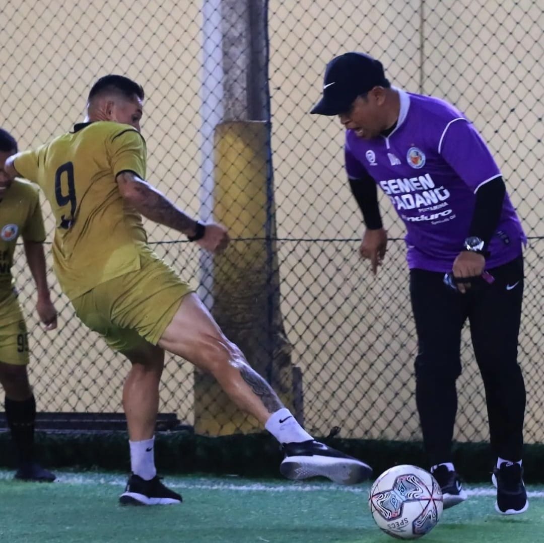 Jelang Lawan Sriwijaya FC, Semen Padang FC Berbagi ke Panti Asuhan 