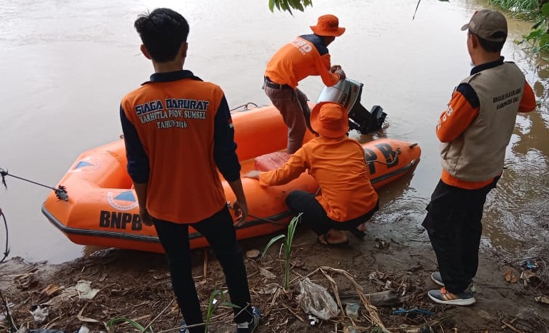 Warga Tanjung Merindu Hanyut Terseret Arus Sungai Komering