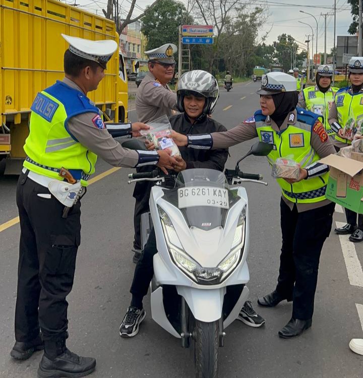 Ramadan Berkah, Sat Lantas Polres OKI Bagi Takjil dan Sembako ke Pengendara