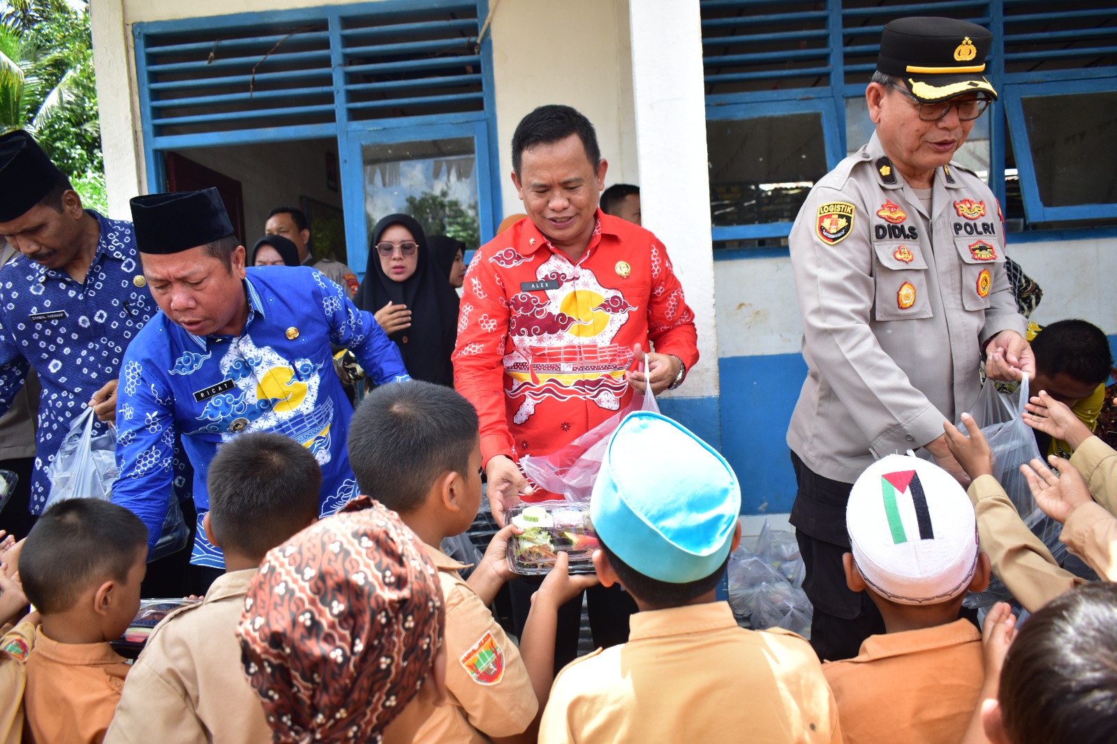 Siswa Sambut Gembira Makan Bergizi Gratis di SDN Sunggutan Air Besar Pangkalan Lampam OKI