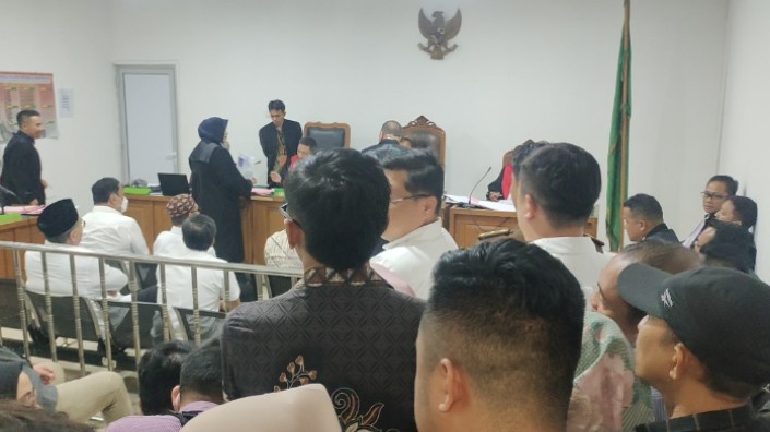 Sidang Perdana Korupsi Izin Sawit Musi Rawas Disesaki Keluarga Terdakwa, Wartawan Terhalang!