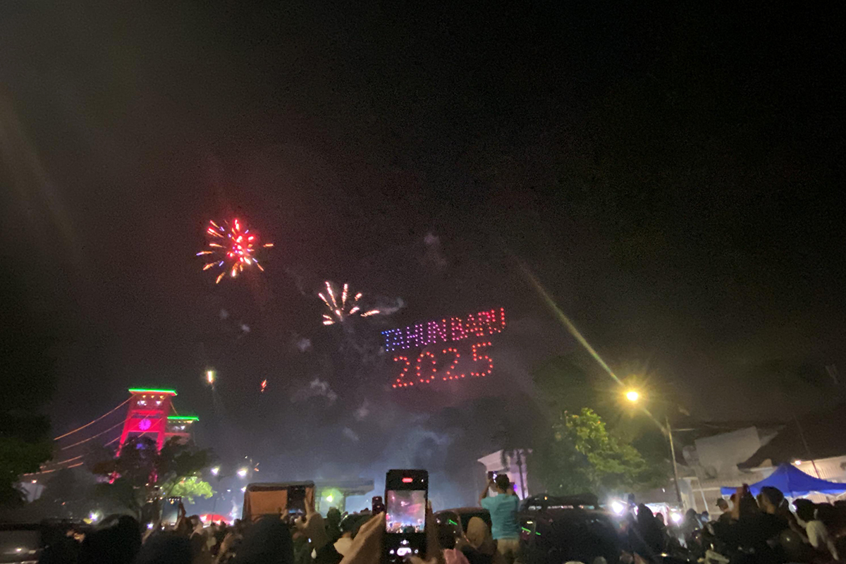 KEREN! 15 Formasi Drone Light Show Hiasi Sungai Musi Tutup Tahun 2024 