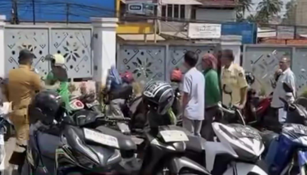 Viral, Sedang Bayar Pajak Motor Emak-emak Malah Kehilangan Motor di Parkiran Samsat, Simak Respon Netizen! 