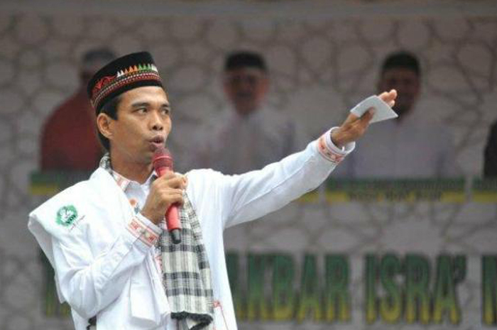 Heboh Imam Salat Dilempar Sandal oleh ODGJ, Ini Pernyataan Tegas Ustaz Abdul Somad