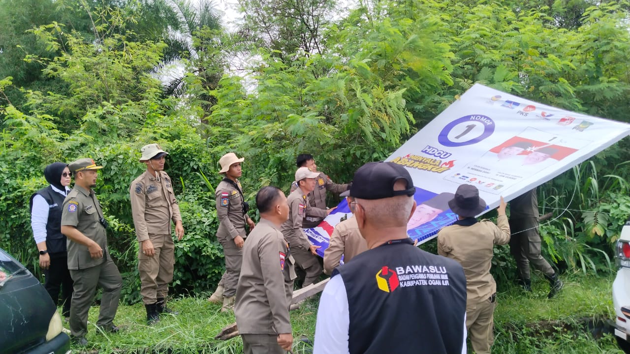 Bawaslu Ogan Ilir Bersihkan Alat Peraga Kampanye yang Masih Terpasang di Masa Tenang Jelang Pilkada Serentak