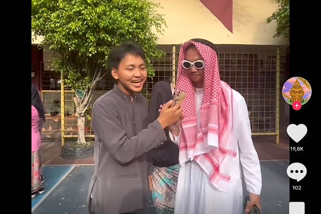 Parade Pakai Baju Adat di Sekolah, Siswa Ini Pede Kenakan Pakaian Gamis Arab, Belinya Langsung di Makkah   