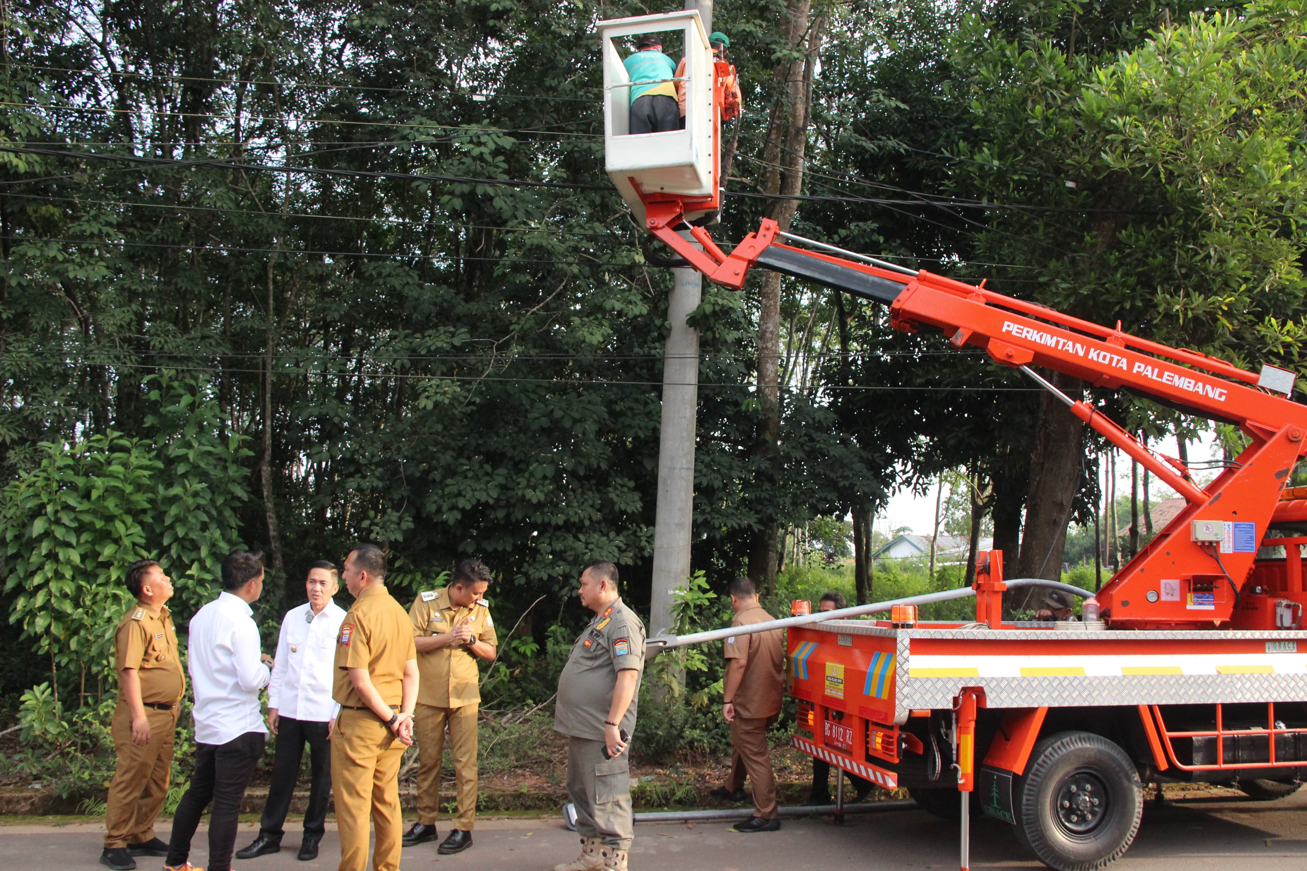 Palembang Semakin Terang, Ratu Dewa Tinjau Pemasangan 100 Lampu di Gandus