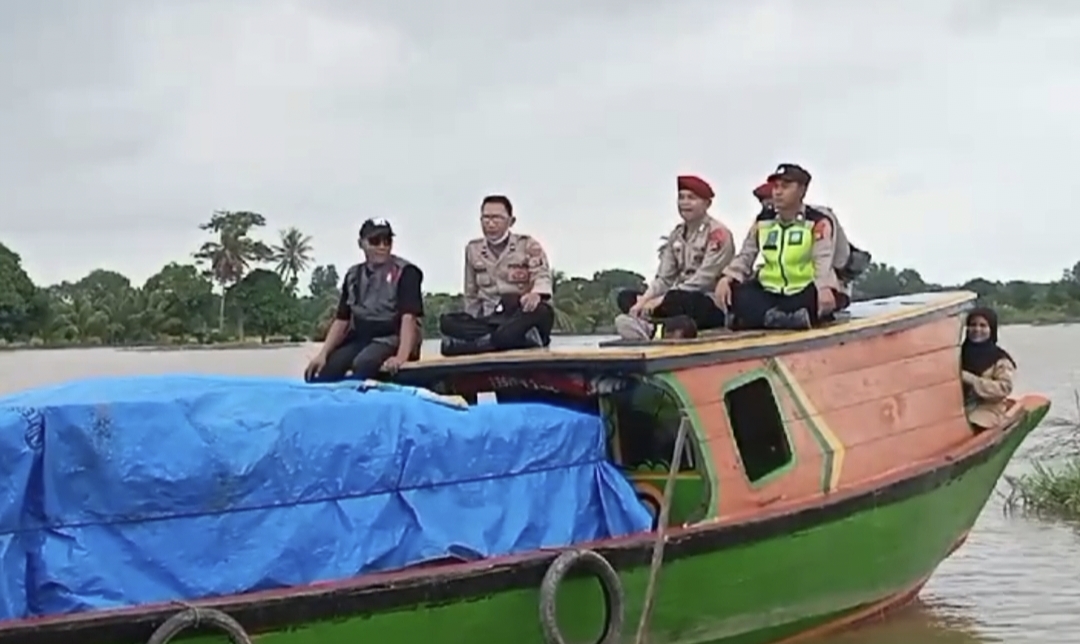 Distribusi Logistik 3 Desa di Pemulutan Ogan Ilir Diguyur Hujan, Petugas Terpaksa Gunakan Perahu Getek