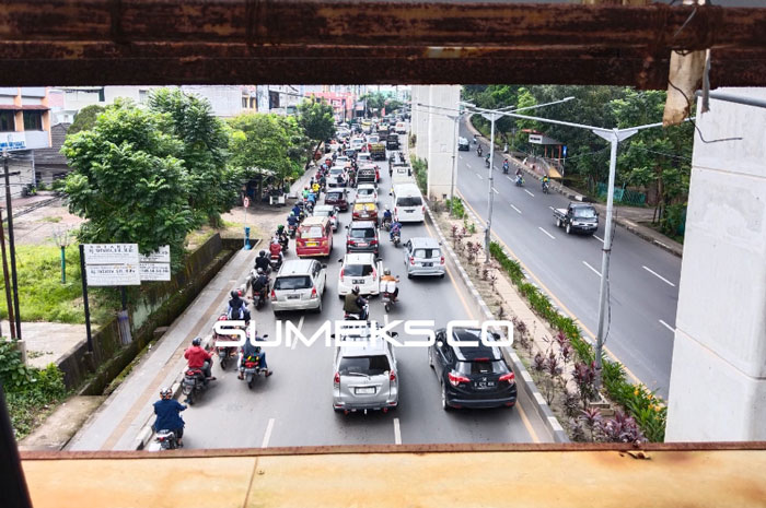 Truk Engkel Pecah Ban, Jl Kolonel H Barlian Palembang Macet