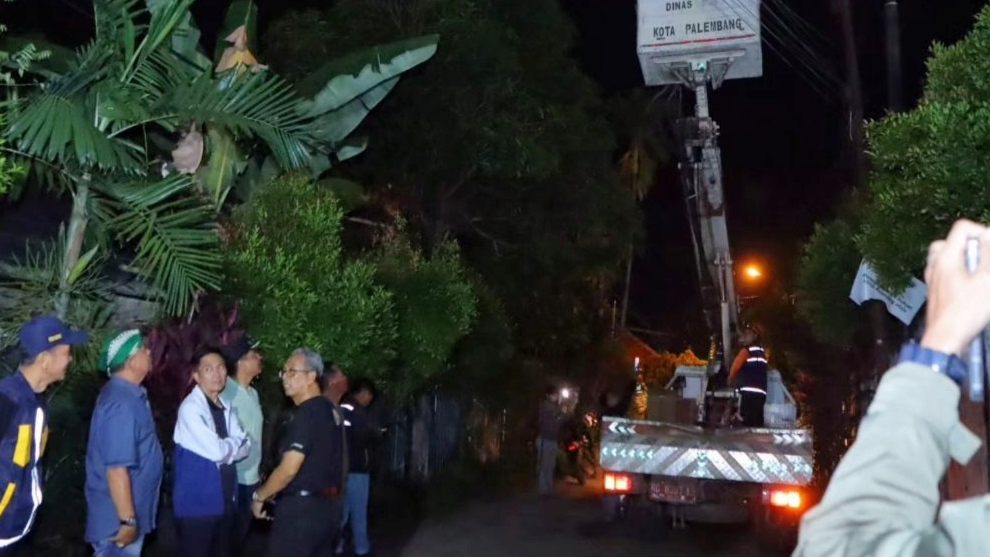 Tanggapi Keluhan Warga Kalidoni, Ratu Dewa Turunkan 15 Petugas Perbaiki 430 Lampu Jalan