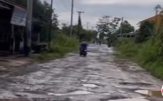 Warga Meritai Banyuasin Keluhkan Jalan Rusak Tergenang Air, Persulit Akses, Soroti Peran Pihak Pengembang 