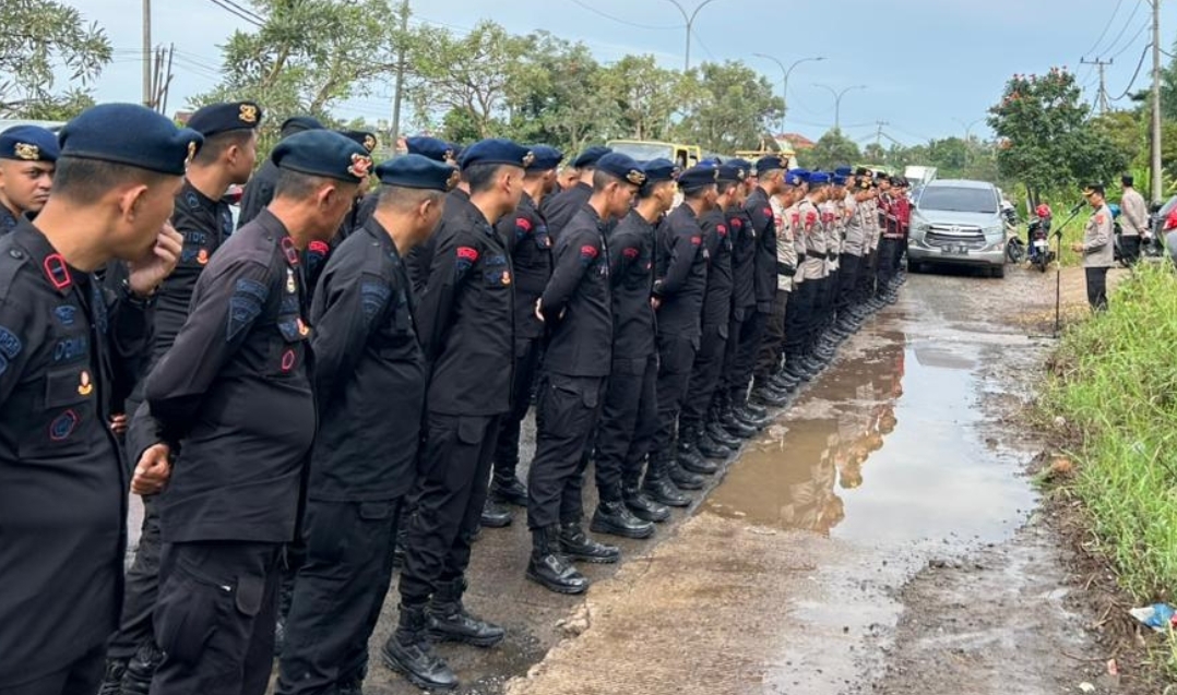 Polda Sumsel Kerahkan 106 Personel Perbaiki Jalan Mudik dari Palembang hingga Muratara