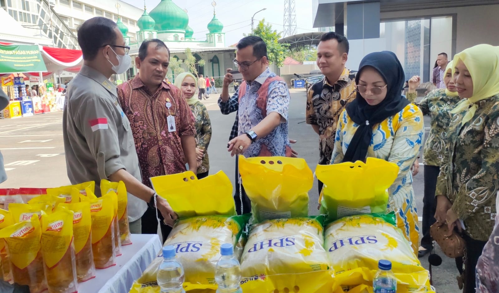 Warga Serbu Bazar dan Pasar Murah di Kejari Palembang
