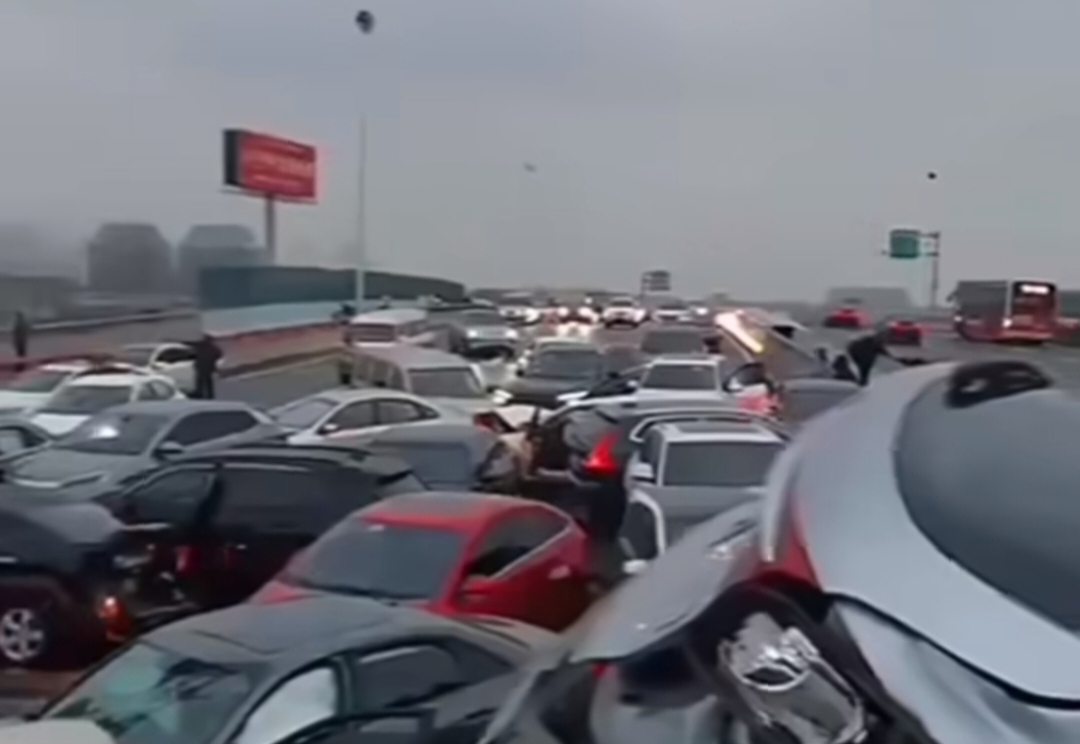 Ratusan Mobil di China Tabrakan Beruntun Gegara Salju, Netizen : Perusahaan Asuransi Auto Mumet