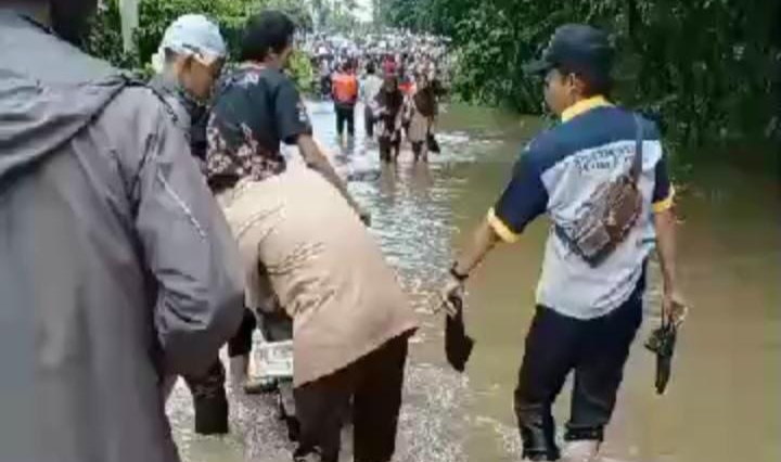 Banjir Dadakan di Muara Enim: Aktivitas Lumpuh, Ribuan Siswa Terjebak