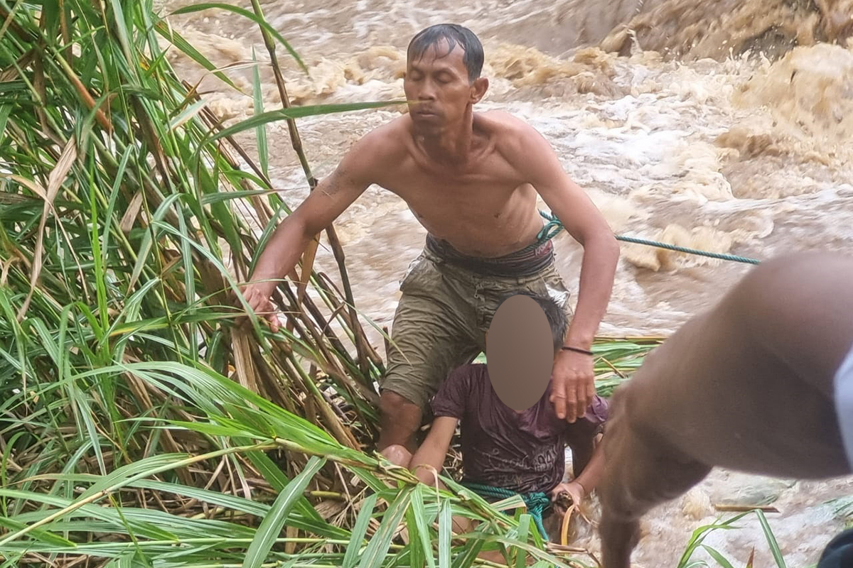 Asyik Mandi, 3 Orang Bocah Hanyut Disapu Banjir Bandang