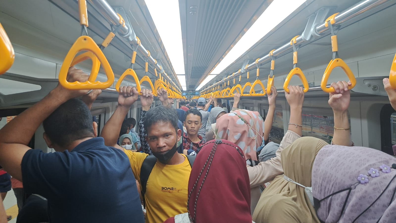 GRATIS! Penumpang LRT Palembang Membludak Bahkan Rela Berdiri 