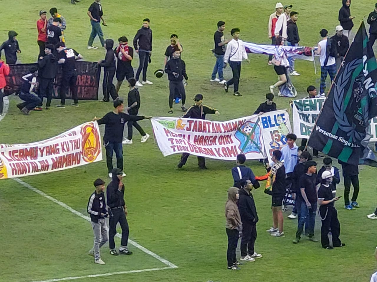 Respect Suporter Bentangkan Spanduk Dengar Anthem SFC, Ngamuk Pasca Diamankan Steward Saat Turun Lapangan
