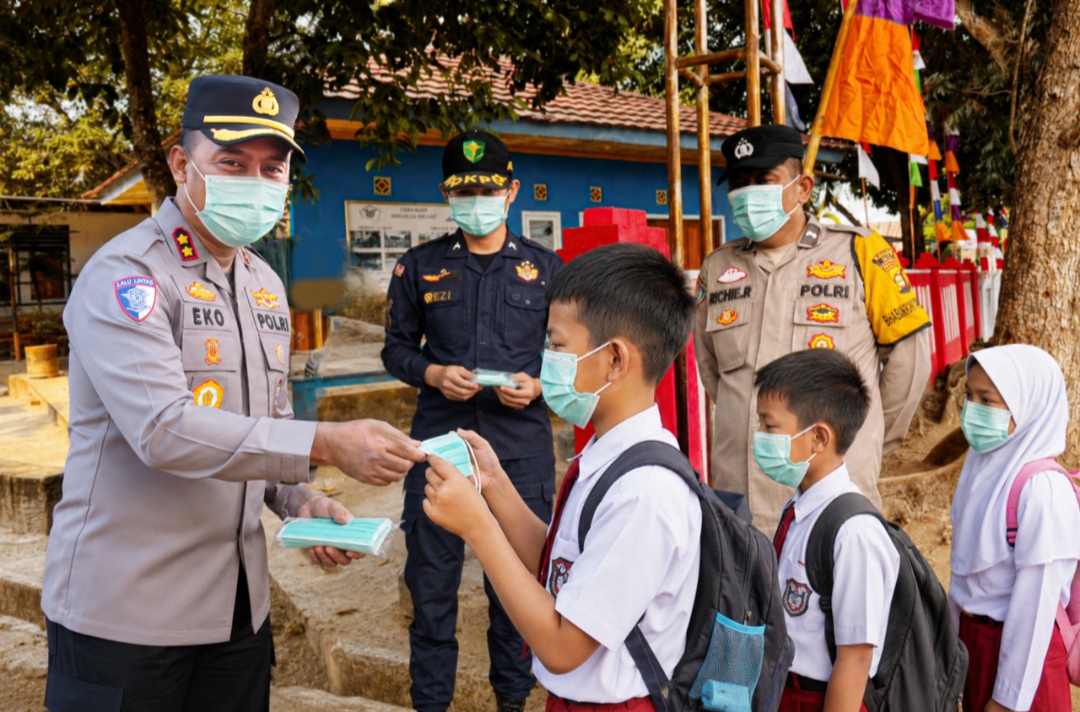 Kabut Asap Mengintai, Kapolres OKI Bagikan Masker kepada Pelajar dan Jamaah