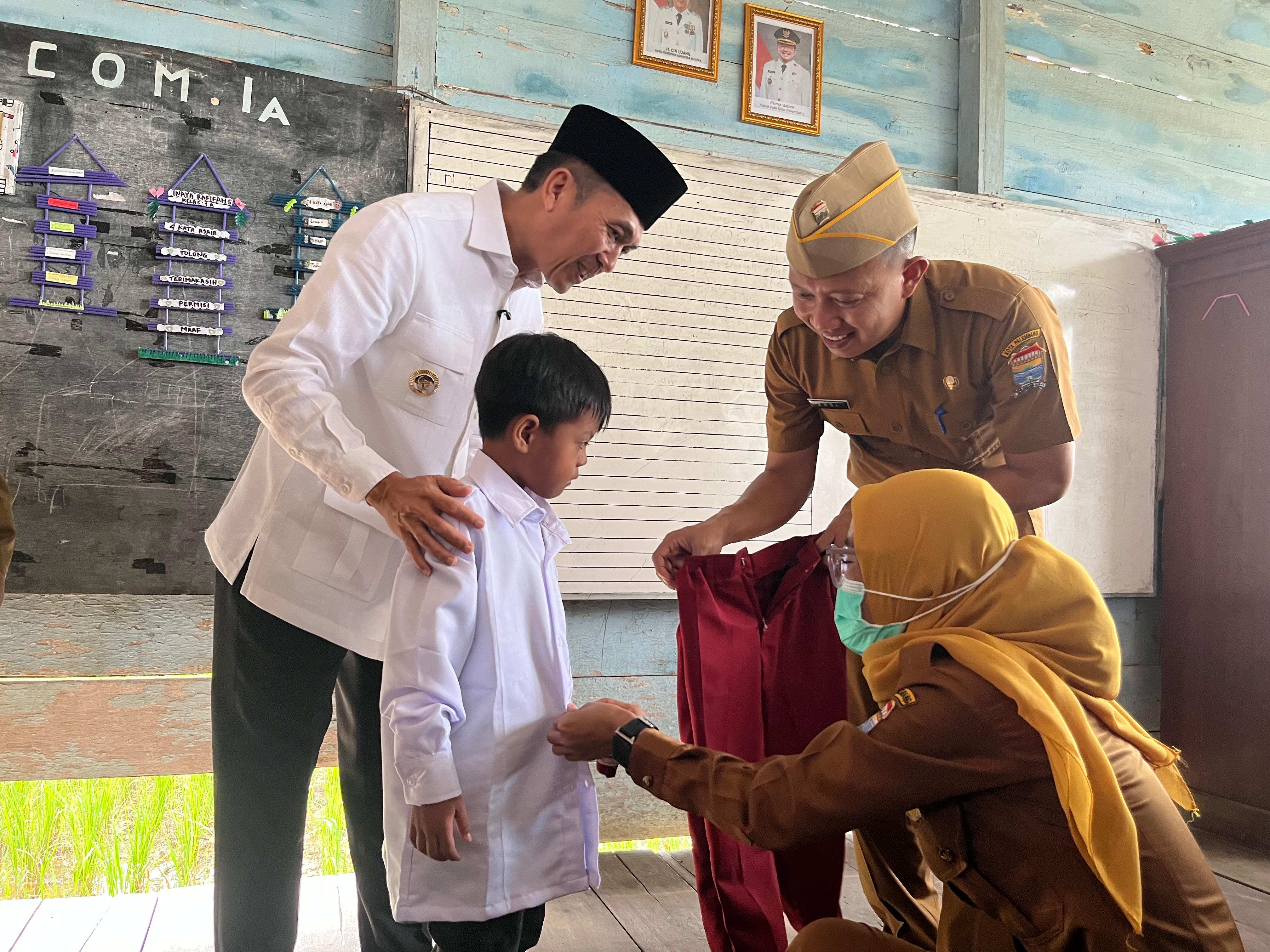 Puluhan Ribu Siswa Baru di Palembang Terima Seragam Gratis, Komitmen Wali Kota Ratu Dewa