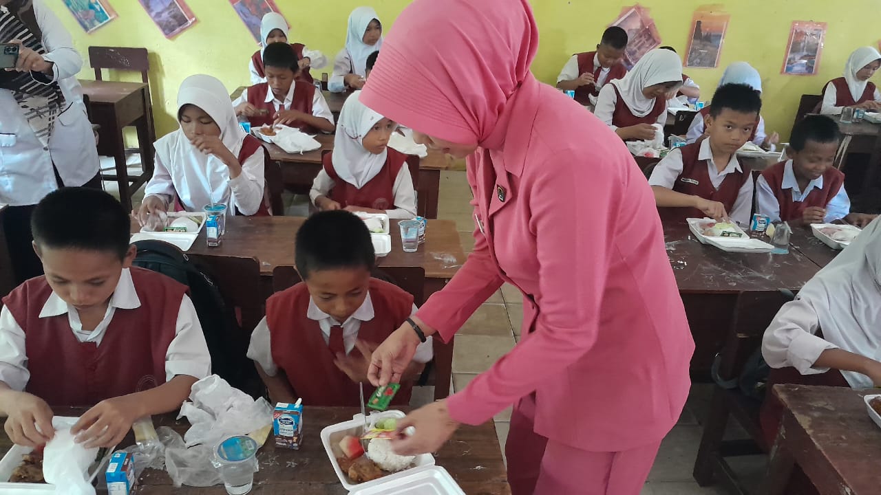 Polsek Tanjung Lubuk Berikan MBG ke Puluhan Siswa SD 1 Pulau Gemantung Ilir OKI 