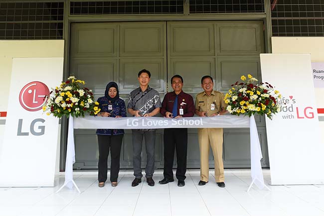 LG Loves School Dukung Pendidikan SMKN 1 Warungasem Batang            