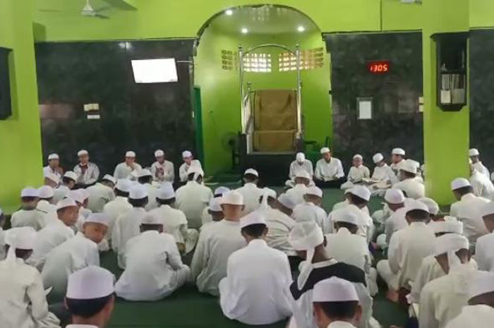 Tarawih 23 Rakaat, Santri Tahfiz Quran Palembang Tadarusan Siang Hari 