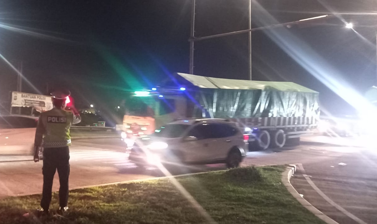 Jumlah Kendaraan yang Masuk ke Tol Kramasan Meningkat pada Libur Nataru, Personel Polres Ogan Ilir Standby