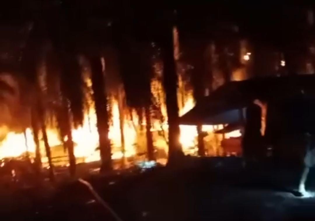 Sumur Minyak Ilegal di Keluang Muba Terbakar, Lahan Perkebunan Sawit Ikut Hangus, Banyak Korban Jiwa? 