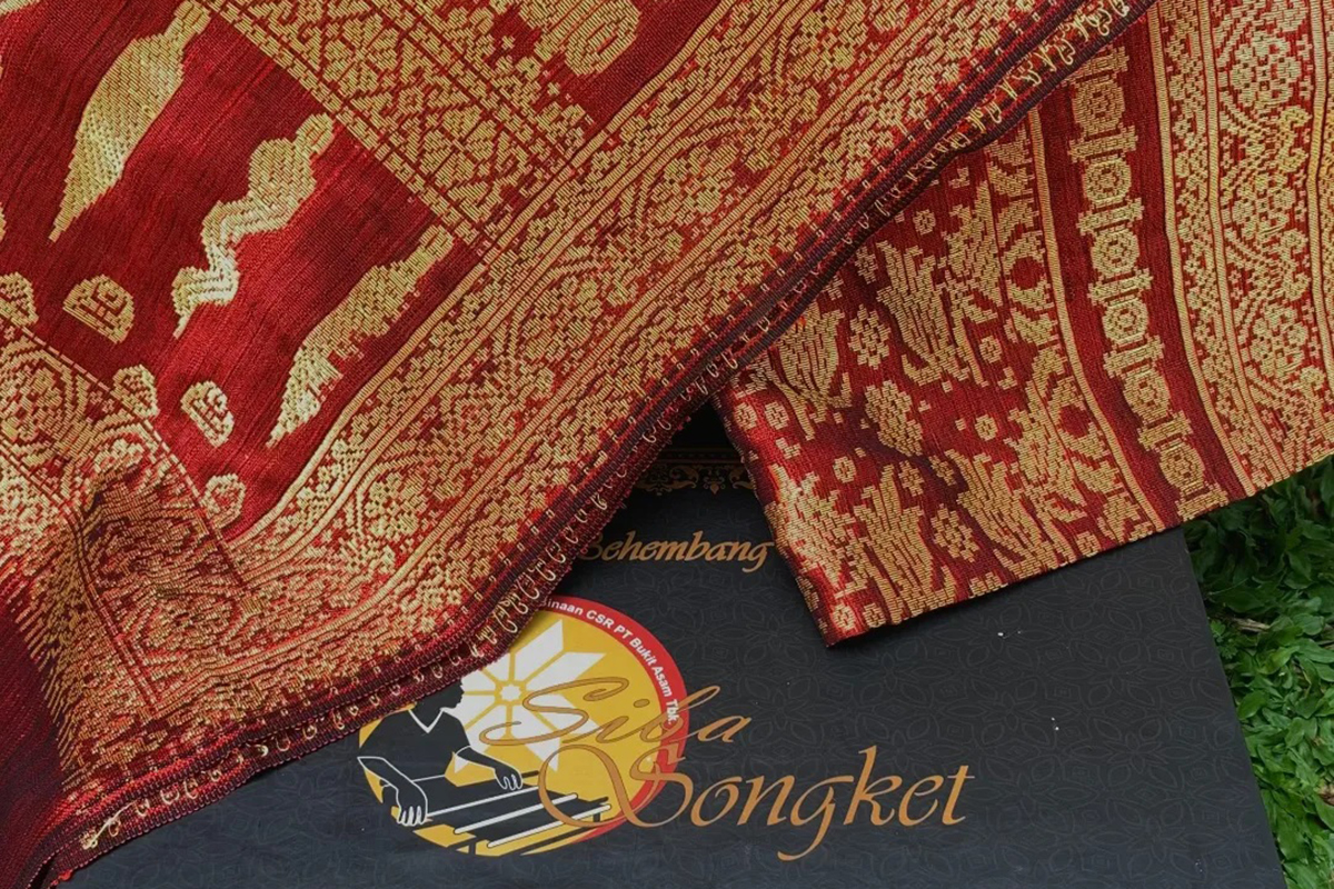 Ramah Lingkungan, Kerajinan Songket Binaan PTBA Gunakan Pewarna Alami Tingkatkan Nilai Jual