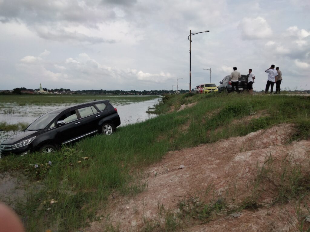 Detik-detik Mobil Kadin Perikanan OKI Nyaris Nyemplung ke Sungai Kelekar Tanjung Senai Ogan Ilir