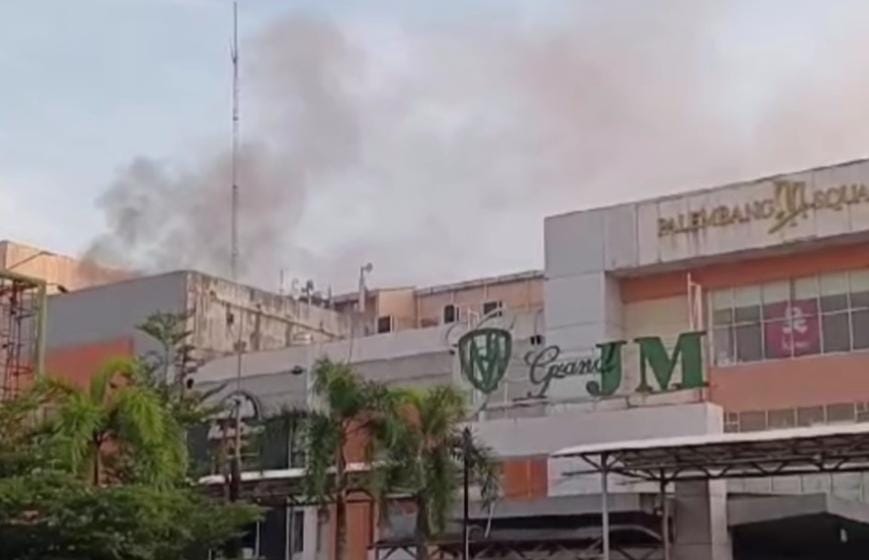 Asap Pekat Keluar dari Lantai Atas, PS Mall Palembang Terbakar