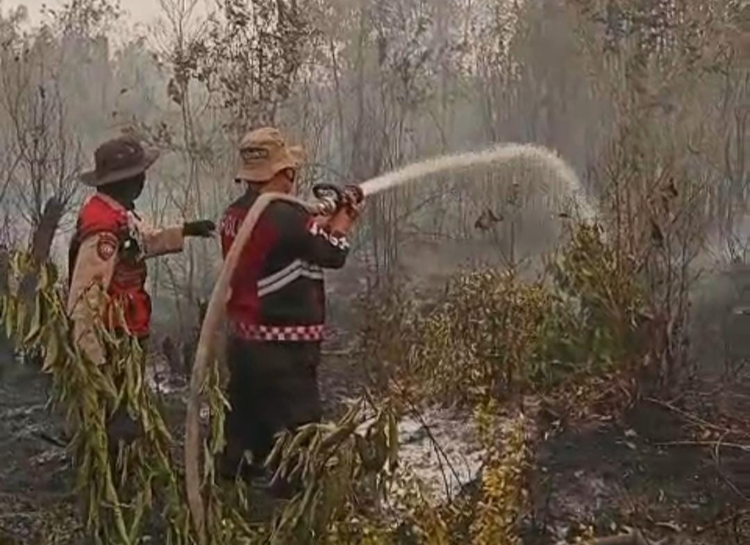 Satgas Karhutla Polres OKI Padamkan Api dan Pendinginan Lahan di Kayuagung