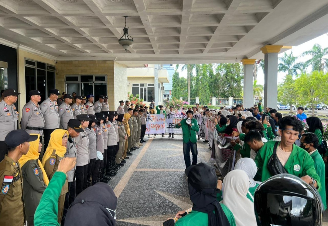Aksi Damai Mahasiswa dan OKP di DPRD OKI, Polres OKI Kawal hingga Kondusif