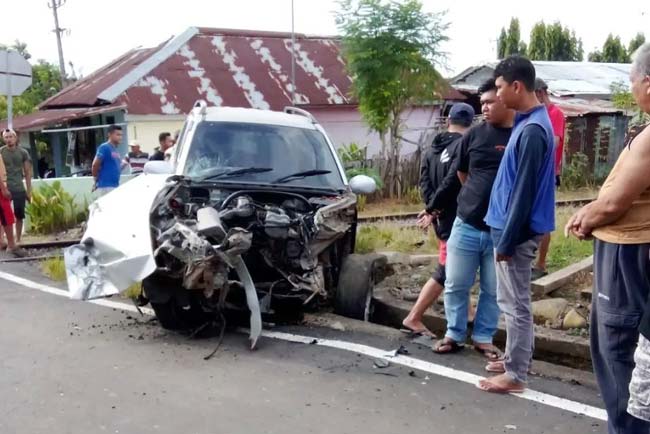 Ikuti Google Map di Prabumulih, Mobil yang Ditumpangi Satu Keluarga Disambar Kereta Api