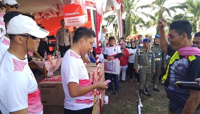 Bupati Ogan Ilir Sawer Tim Pertama Pengibar Bendera di Pohon Pinang