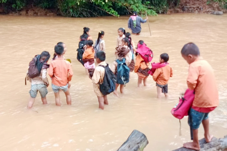 Demi Mengenyam Pendidikan, Pelajar di Muratara Nekat Sebrangi Sungai Tiap Hari