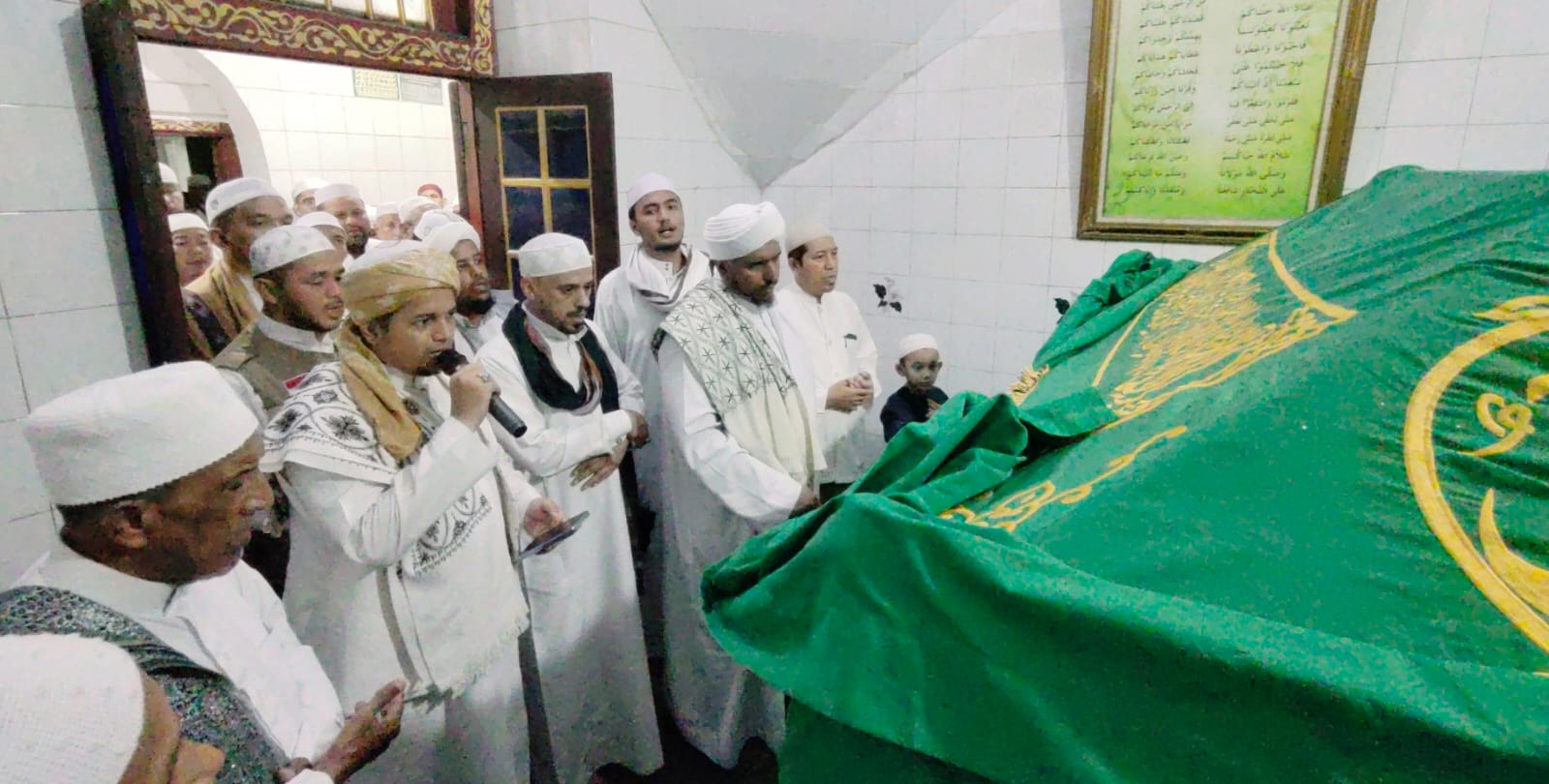 Tutup Rangkaian Haul Dan Ziarah Kubro Palembang, Jemaah Wisata Bahari Berdoa di Masjid Ki Marogan 