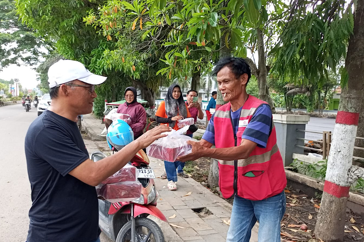 Tahun Baru, DPC PDIP Muara Enim Bagikan 100 Nasi Kotak