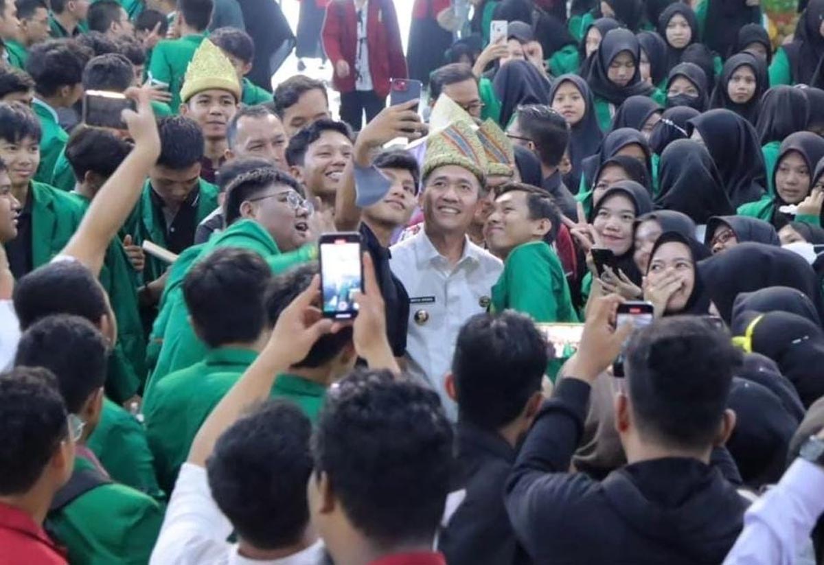   Mahasiswa Universitas Muhammadiyah Rebutan Selfi dengan Pj Wako Palembang Ratu Dewa