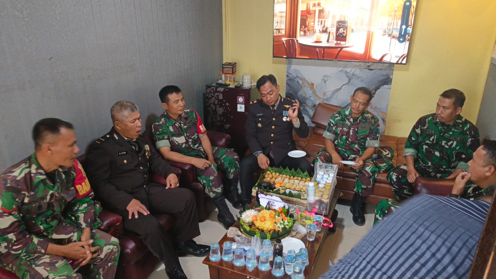 Koramil 402-06 Berikan Surprise untuk Polsek Tanjung Batu, Ikut Meriahkan Hari Bhayangkara ke-79