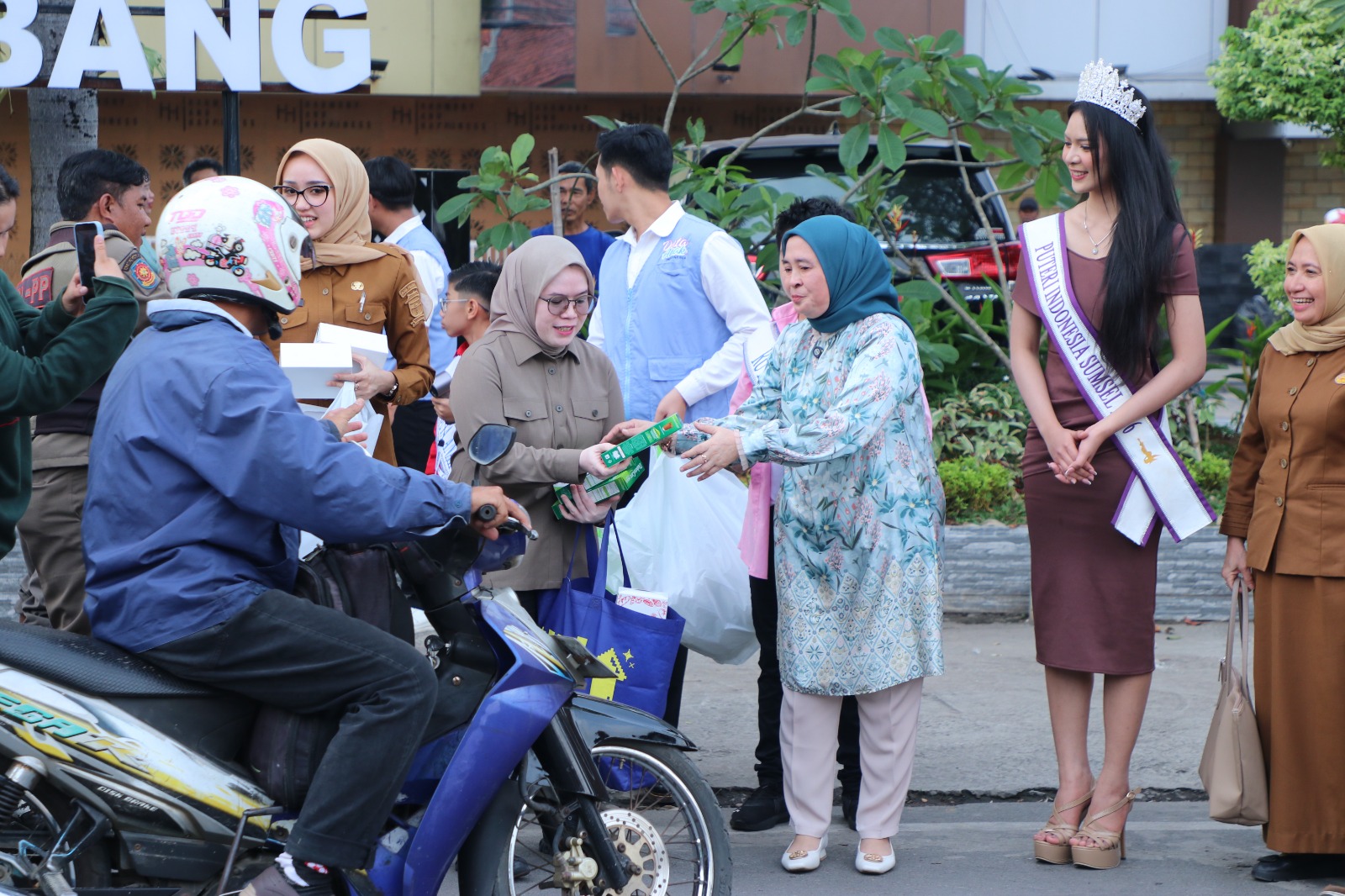 TP PKK Palembang dan RA Group Wujudkan Kepedulian Sosial Ramadan  Lewat Takjil Gratis