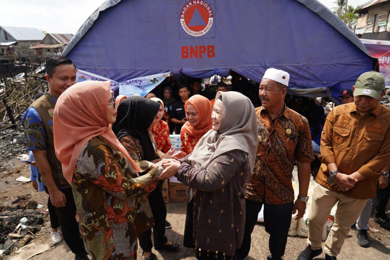 Santuni Korban Kebakaran Desa Ibul Tiga Kabupaten Ogan Ilir, Melza Elen Setiadi Semangati Korban